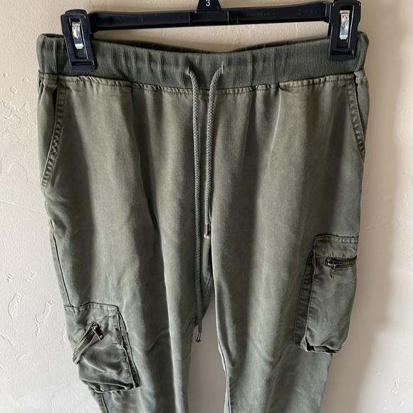 Young fabulous & broke - Picture 6 of 7